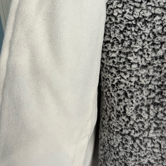 Reversible Izod, black-and-white vest - Picture 6 of 6